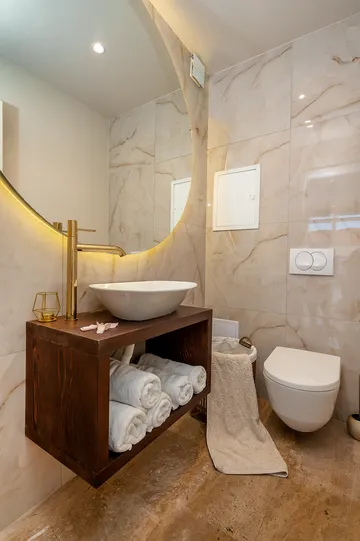 Villa with Pool, Sauna & Jacuzzi in Pražnica