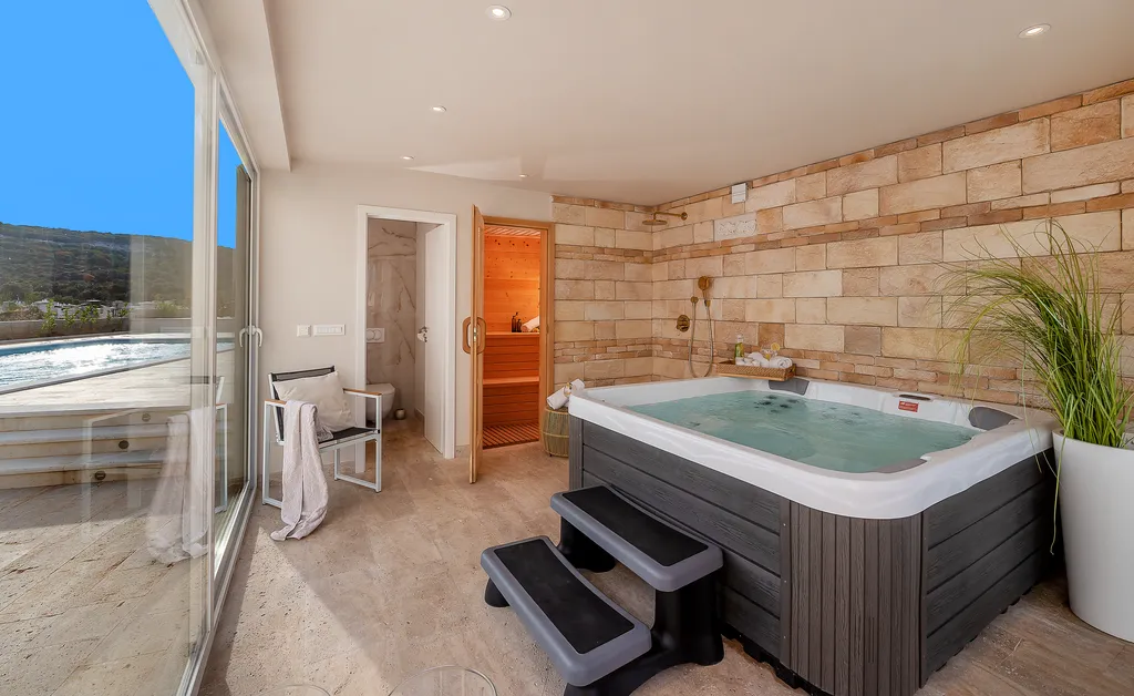 Villa with Pool, Sauna & Jacuzzi in Pražnica