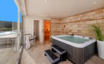 Villa with Pool, Sauna & Jacuzzi in Pražnica