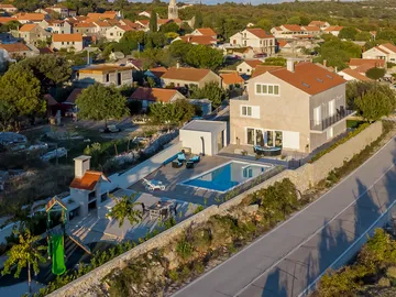 Villa with Pool, Sauna & Jacuzzi in Pražnica