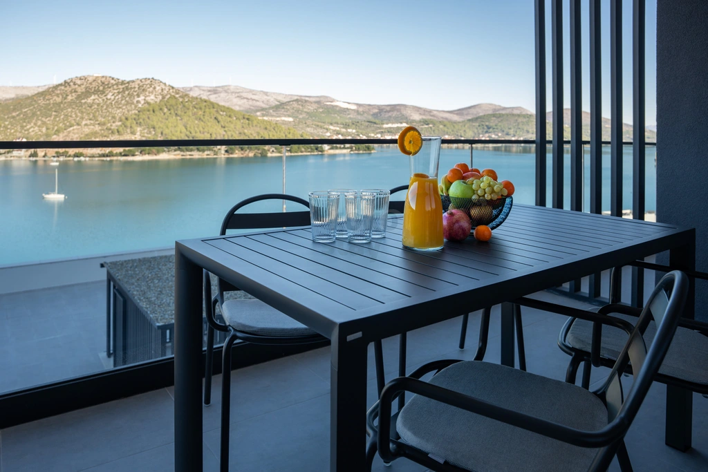 Sea-View 3-Bedroom Apartment with Terrace