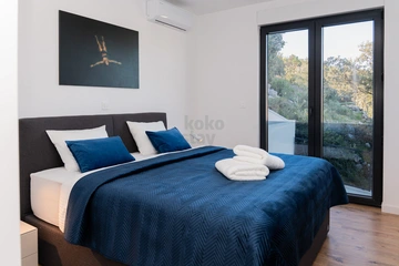 Sea-View 3-Bedroom Apartment with Terrace