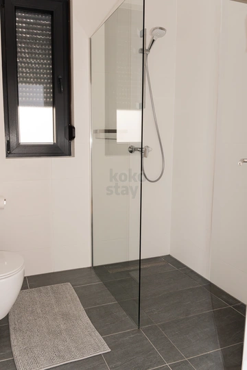 Sea-View 3-Bedroom Apartment with Terrace