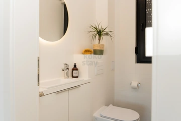 Sea-View 3-Bedroom Apartment with Terrace