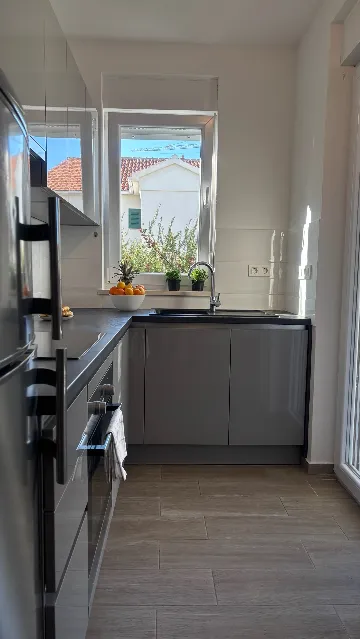 Ground-Floor Apartment with Terrace in Novalja