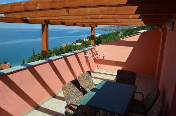 Sea-View Apartment for Families in Starigrad