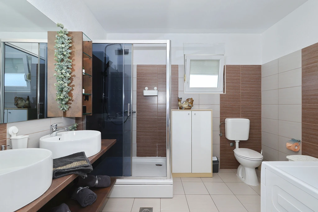Anita, veliki apartman za odmor s vrtom i kućicom za roštilj