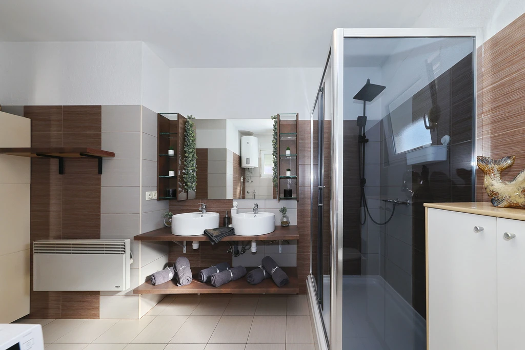 Anita, veliki apartman za odmor s vrtom i kućicom za roštilj