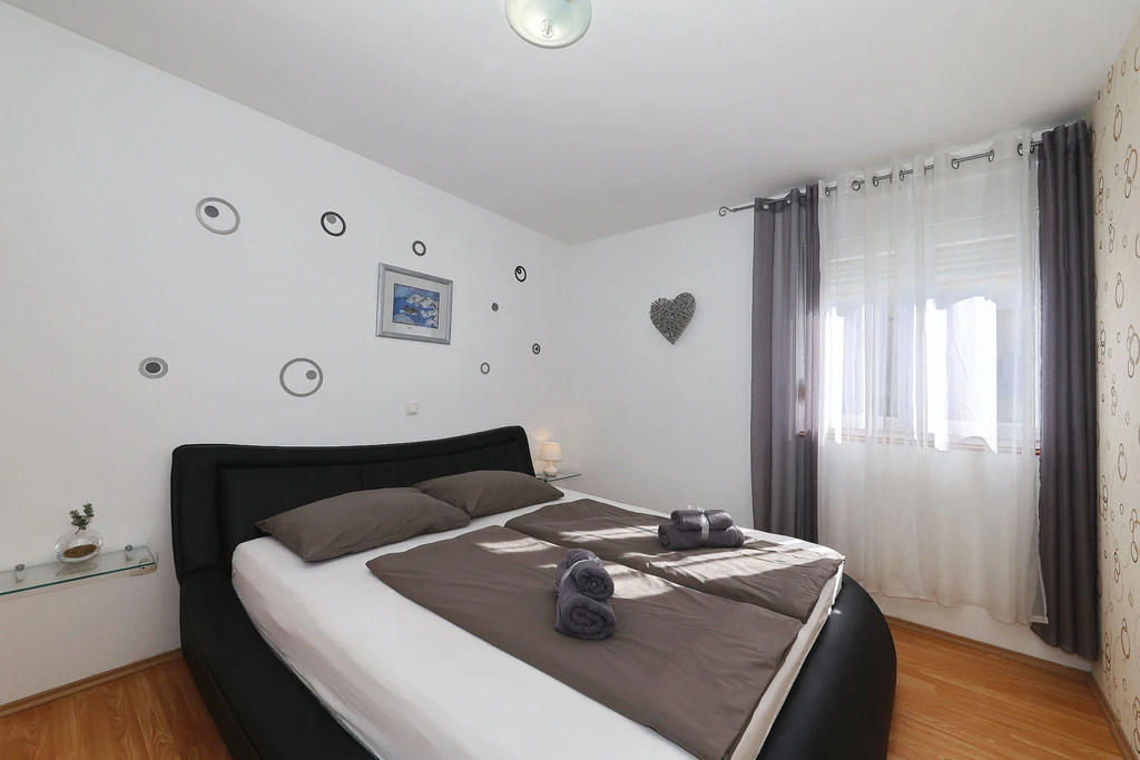 Anita, veliki apartman za odmor s vrtom i kućicom za roštilj