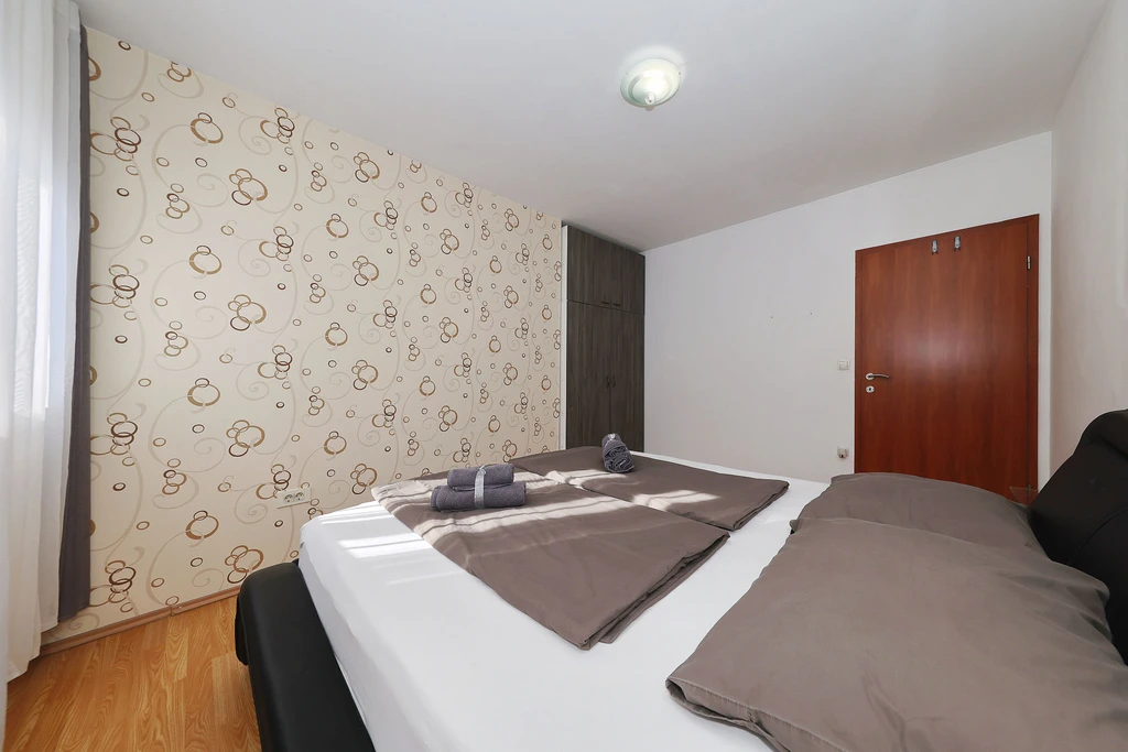 Anita, veliki apartman za odmor s vrtom i kućicom za roštilj