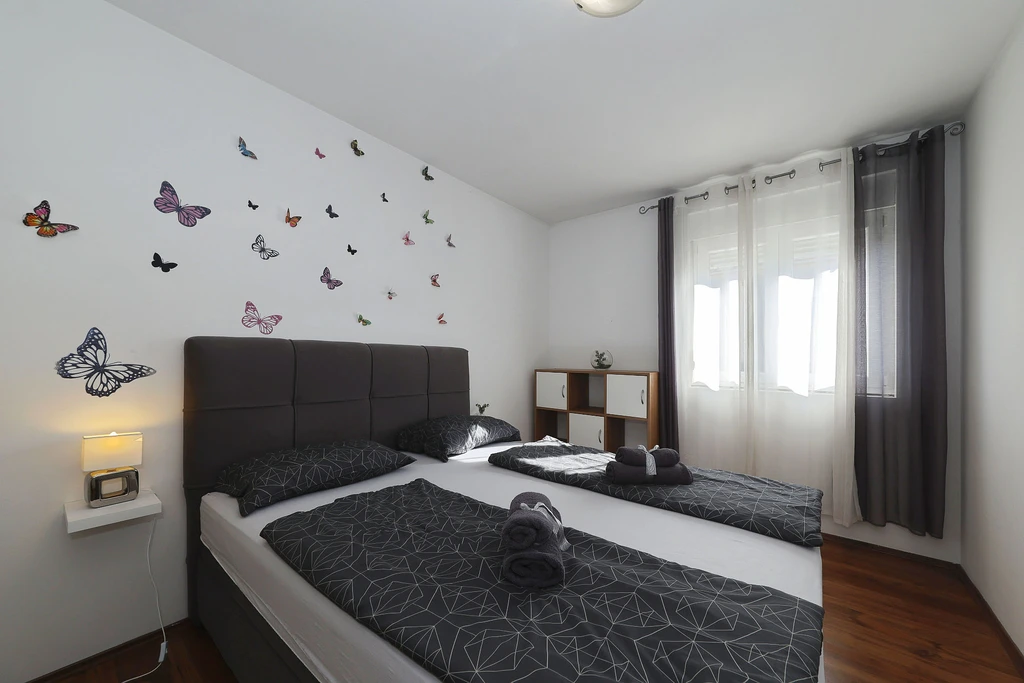 Anita, veliki apartman za odmor s vrtom i kućicom za roštilj