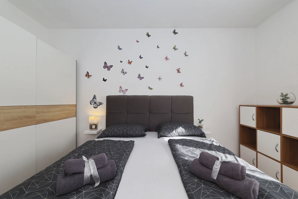 Anita, veliki apartman za odmor s vrtom i kućicom za roštilj