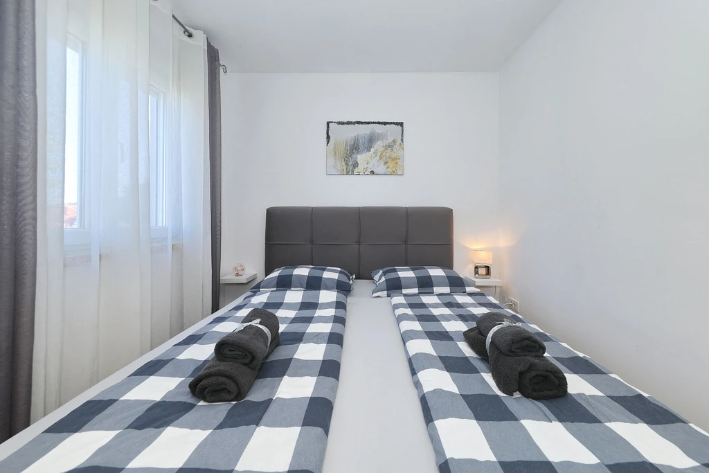 Anita, veliki apartman za odmor s vrtom i kućicom za roštilj