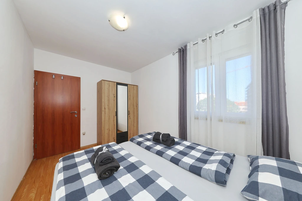 Anita, veliki apartman za odmor s vrtom i kućicom za roštilj