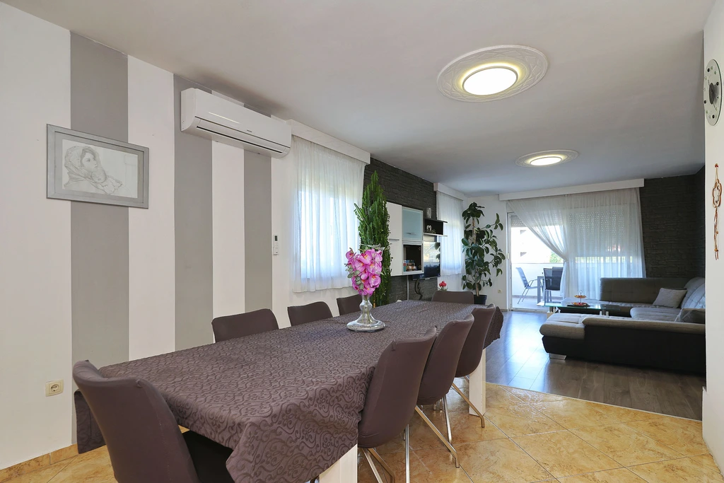 Anita, veliki apartman za odmor s vrtom i kućicom za roštilj