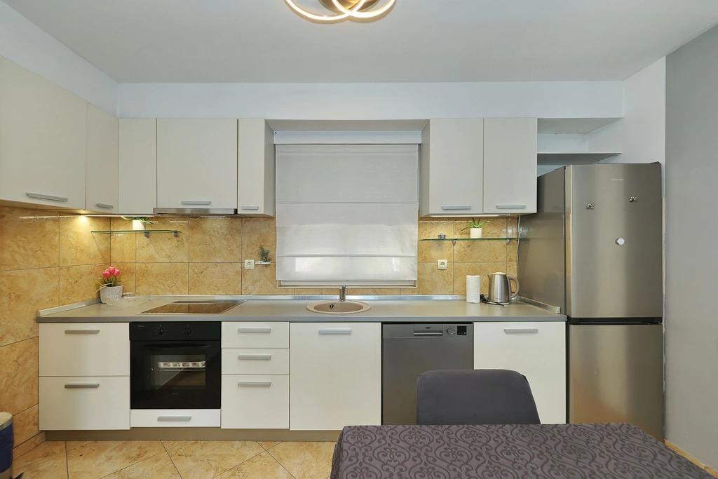 Anita, veliki apartman za odmor s vrtom i kućicom za roštilj