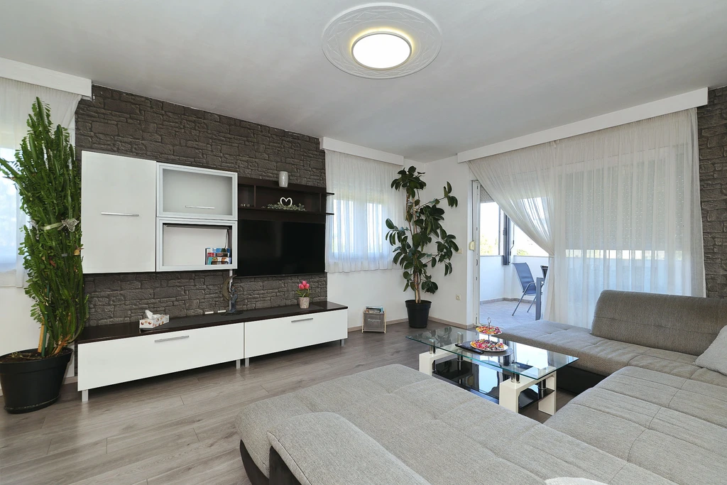 Anita, veliki apartman za odmor s vrtom i kućicom za roštilj