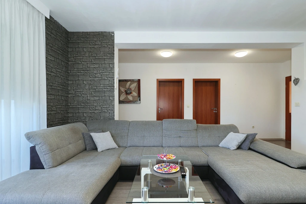 Anita, veliki apartman za odmor s vrtom i kućicom za roštilj
