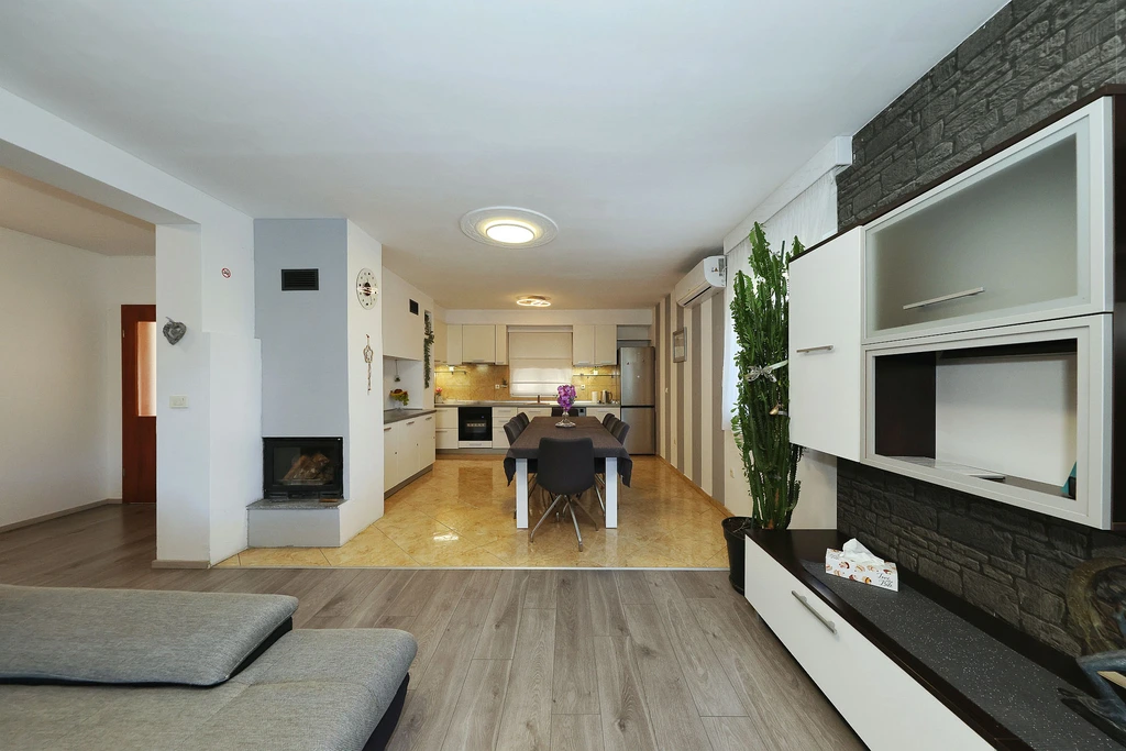 Anita, veliki apartman za odmor s vrtom i kućicom za roštilj