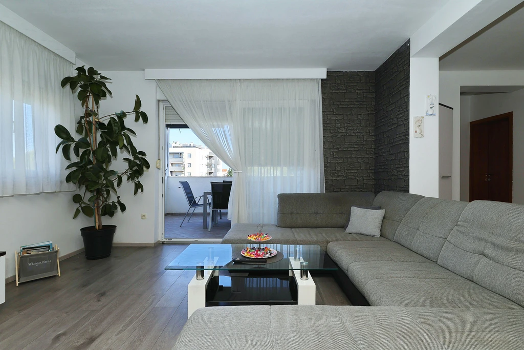 Anita, veliki apartman za odmor s vrtom i kućicom za roštilj
