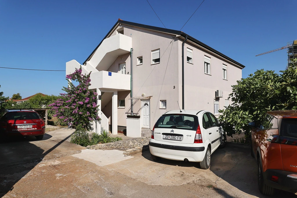 Anita, veliki apartman za odmor s vrtom i kućicom za roštilj