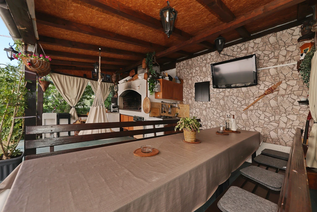 Anita, veliki apartman za odmor s vrtom i kućicom za roštilj