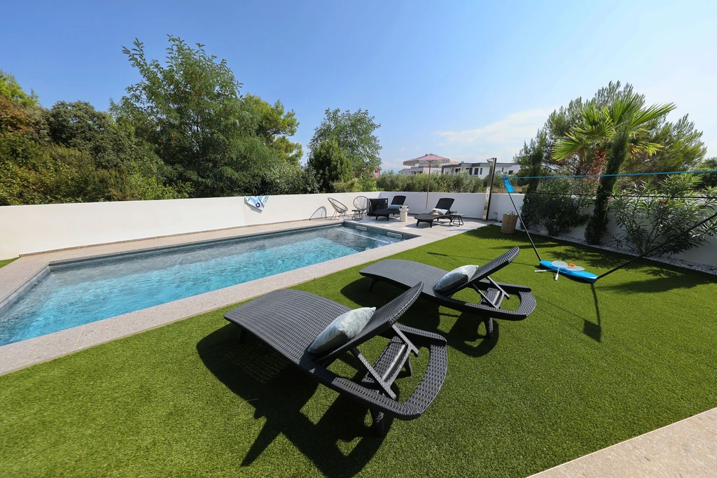RoBell, apartman s privatnim bazenom i vrtom