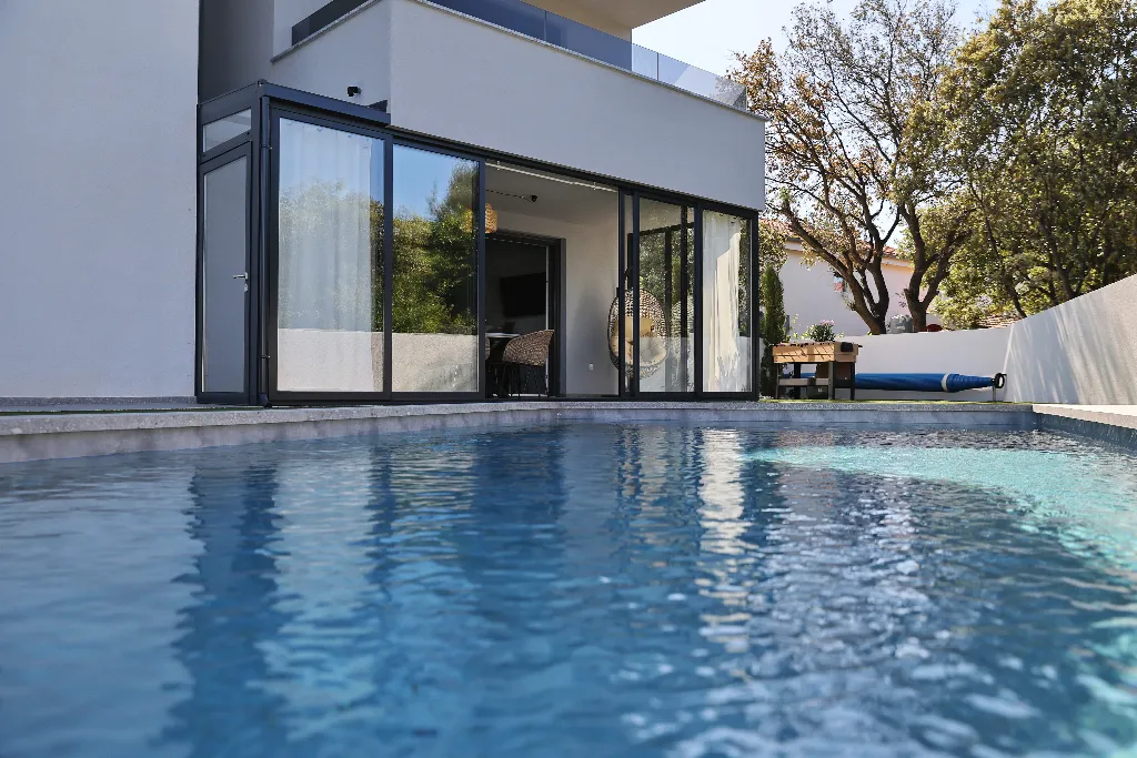 RoBell, apartman s privatnim bazenom i vrtom