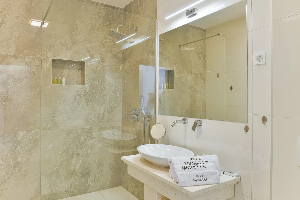Villa Michelle Maslenica – Infinity & Spa | DalmatienHaus
