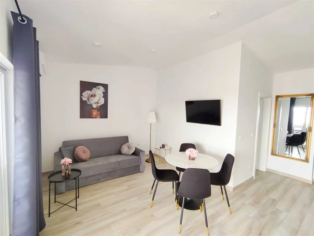 Sea-View 2-Bedroom Apartment in Vir
