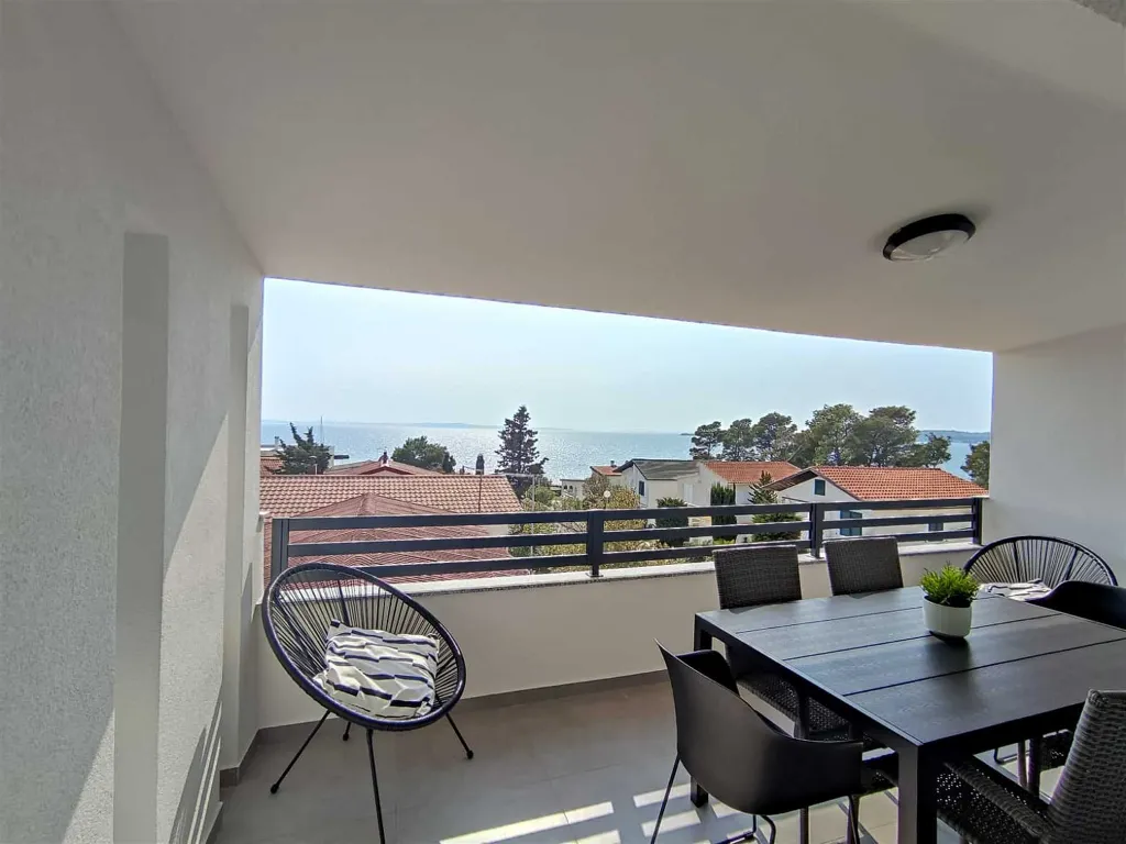 Sea-View 2-Bedroom Apartment in Vir