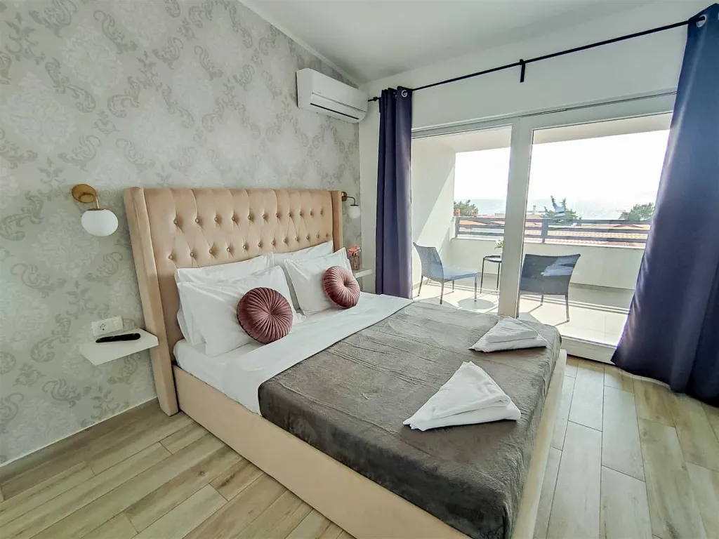 Sea-View 2-Bedroom Apartment in Vir