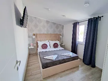 Sea-View 2-Bedroom Apartment in Vir