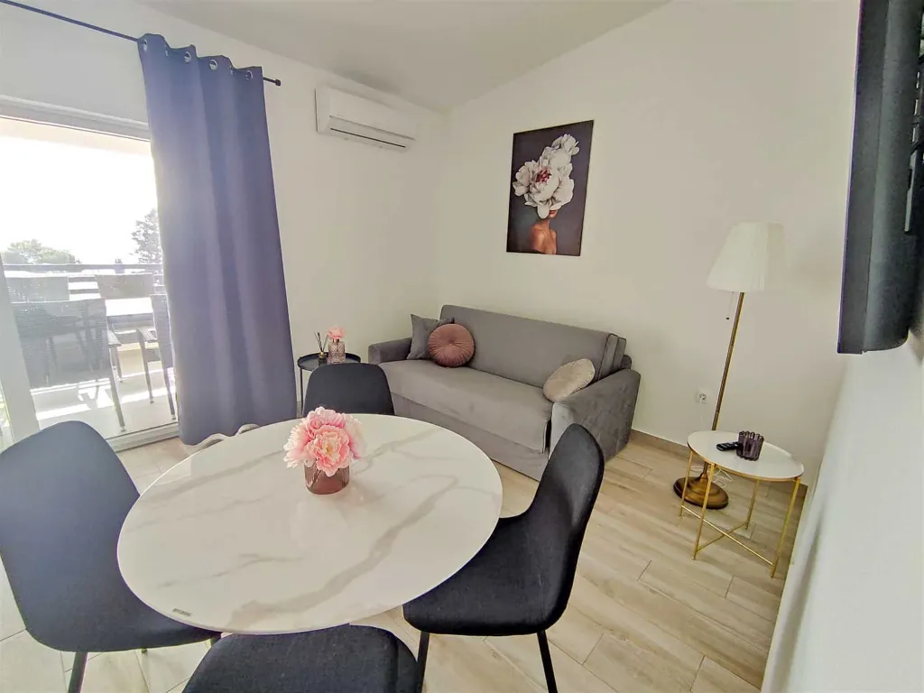 Sea-View 2-Bedroom Apartment in Vir