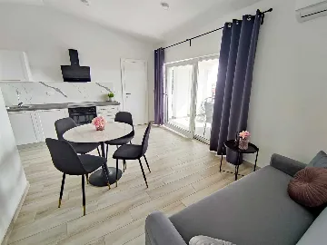 Sea-View 2-Bedroom Apartment in Vir