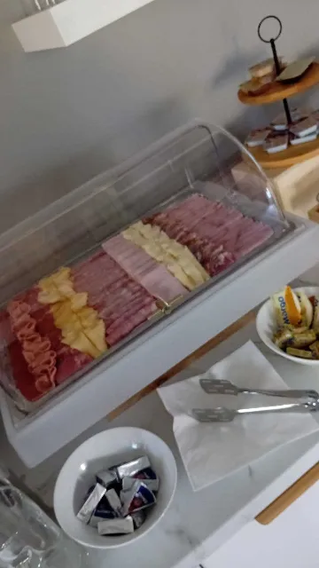 Sea-View 2-Bedroom Apartment in Vir