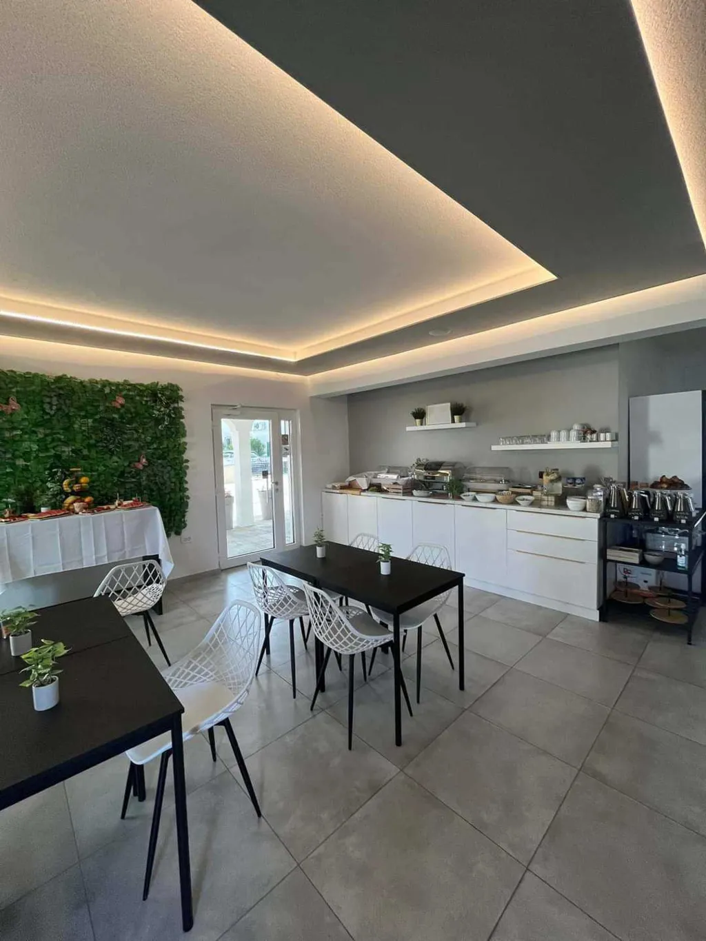 Sea-View 2-Bedroom Apartment in Vir