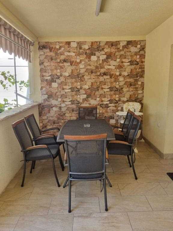 Charming 2-Bedroom Oasis for 4, No Pets, With Parking