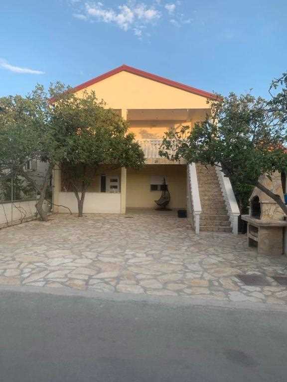 Charming 2-Bedroom Oasis for 4, No Pets, With Parking