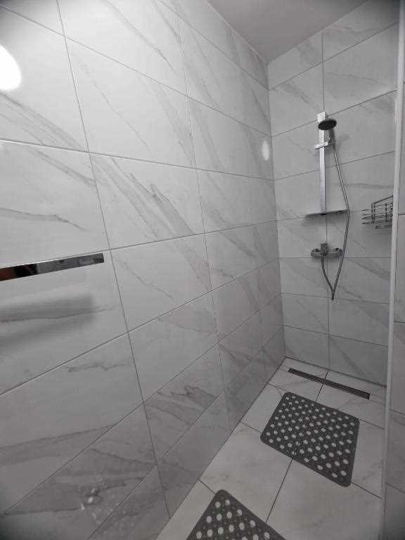 Charming 2-Bedroom Oasis for 4, No Pets, With Parking