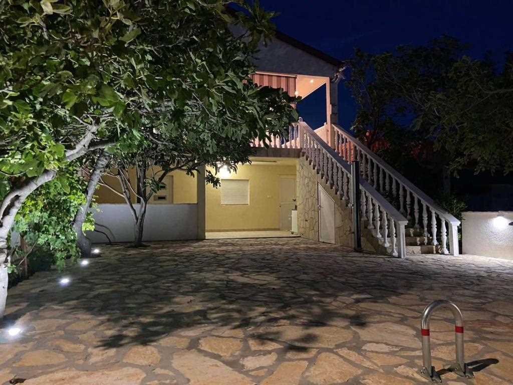 Charming 2-Bedroom Oasis for 4, No Pets, With Parking