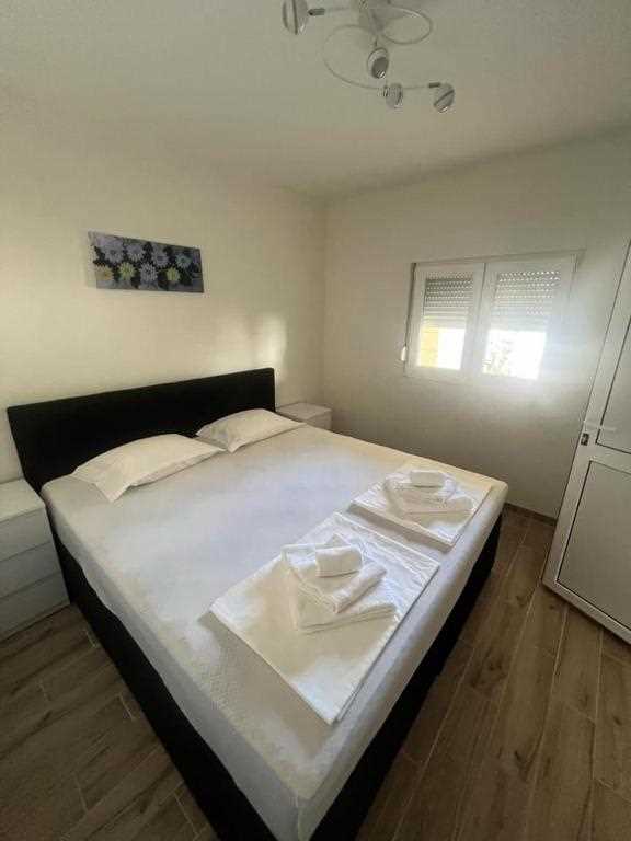 Charming 2-Bedroom Oasis for 4, No Pets, With Parking