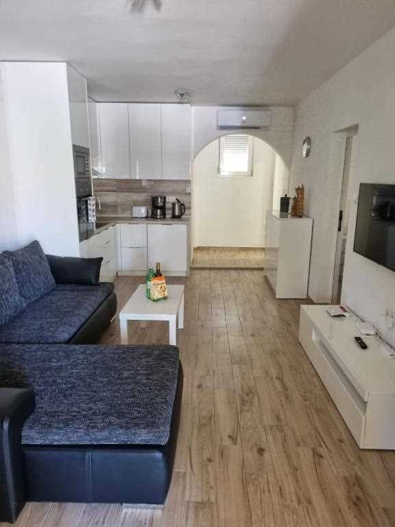 Charming 2-Bedroom Oasis for 4, No Pets, With Parking
