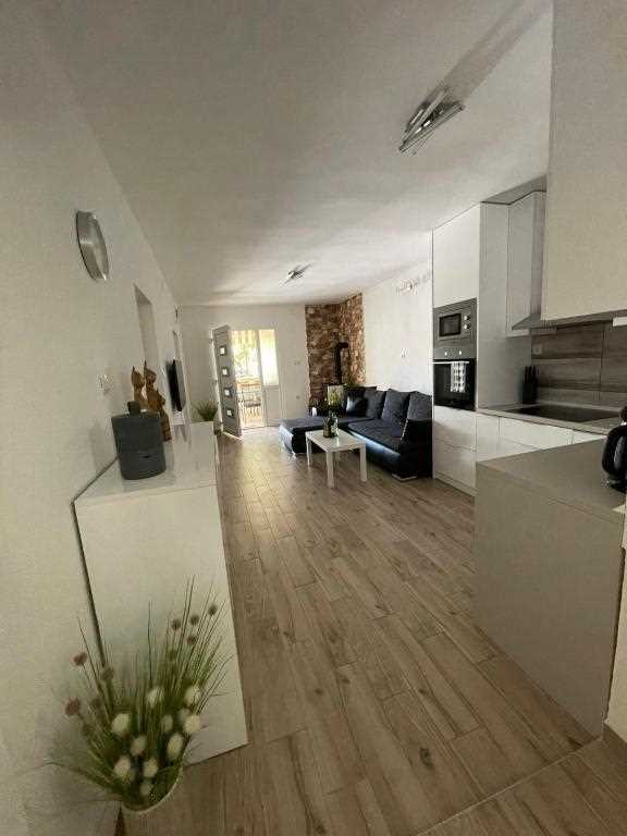 Charming 2-Bedroom Oasis for 4, No Pets, With Parking