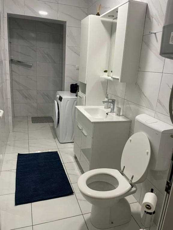 Charming 2-Bedroom Oasis for 4, No Pets, With Parking