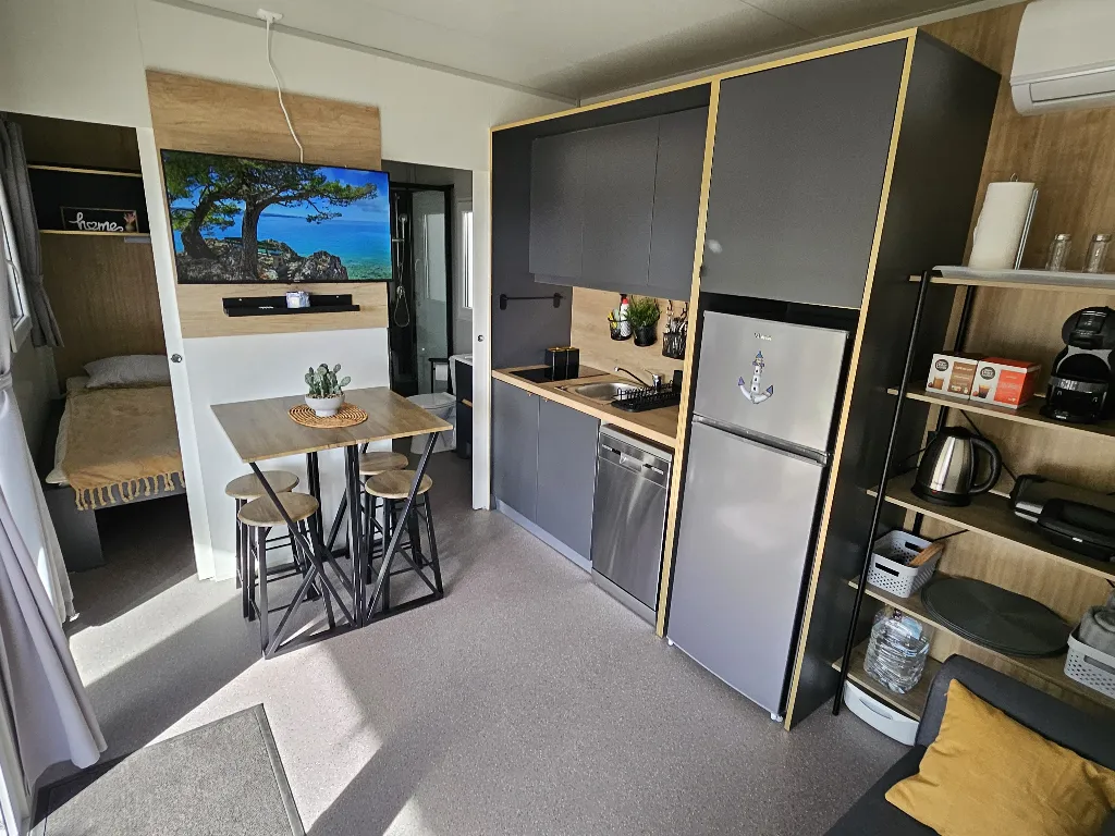 2-Bedroom Mobile Home in Vir, Croatia (Sleeps 5)
