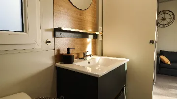 2-Bedroom Mobile Home in Vir, Croatia (Sleeps 5)