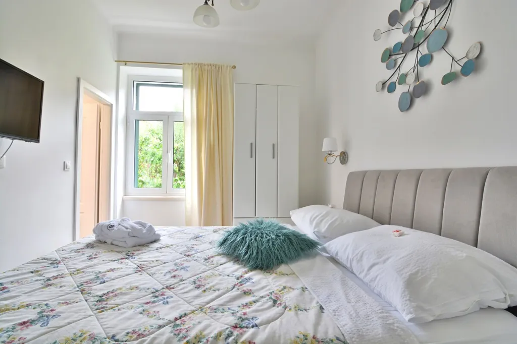 Split 1-Bedroom Apartment for 2 near Sandy Beach