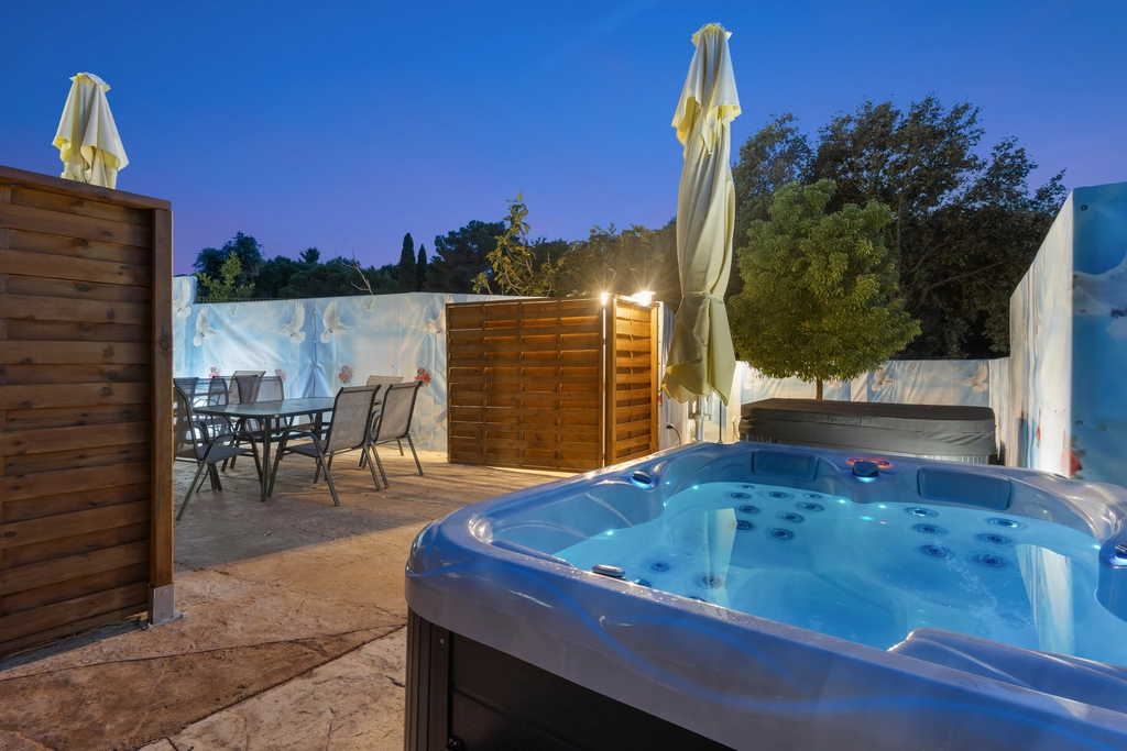 Two-Bedroom Apartment in Pula
