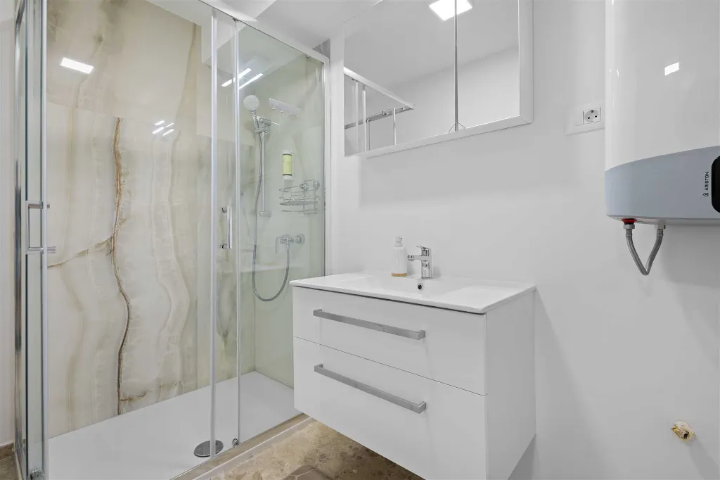 Two-Bedroom Apartment for 4 in Pula